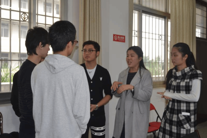 与外语学院学生交流